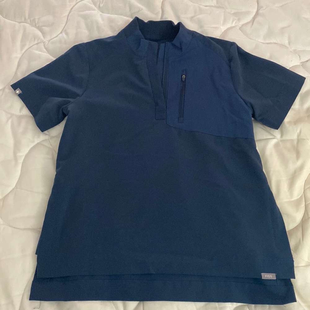 Dark Harbor rare Figs scrubs top!